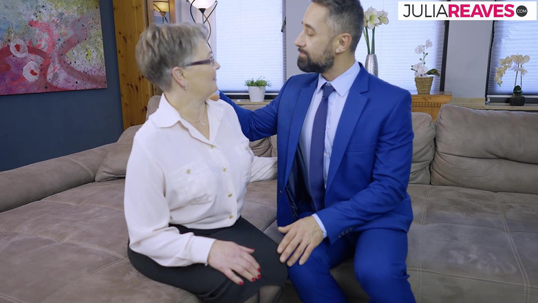 Discover 4K: Oma geniet van een poesjelikken en wordt dan geneukt tot...