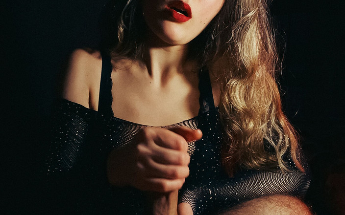 Rita_Solo: 20 साल की सुंदरी ने वाइब्रेटर पर बैठे हुए अपने प्रेमी को झटका दिया ... यह एक त्वरित वीर्य शॉट था