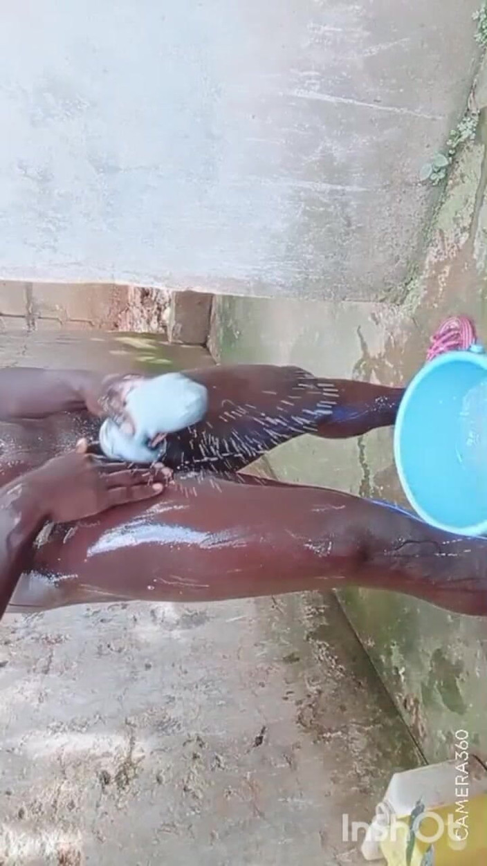 Hongi: Orgie torride avec la plus grosse bite noire d’Afrique