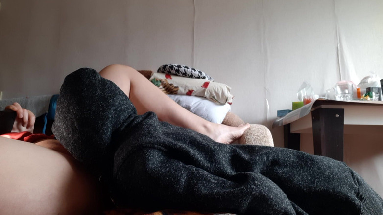 Lesbian-candys: 彼氏がシャワーを浴びに行ったとき、彼の継母が私を誘惑して私を犯しました