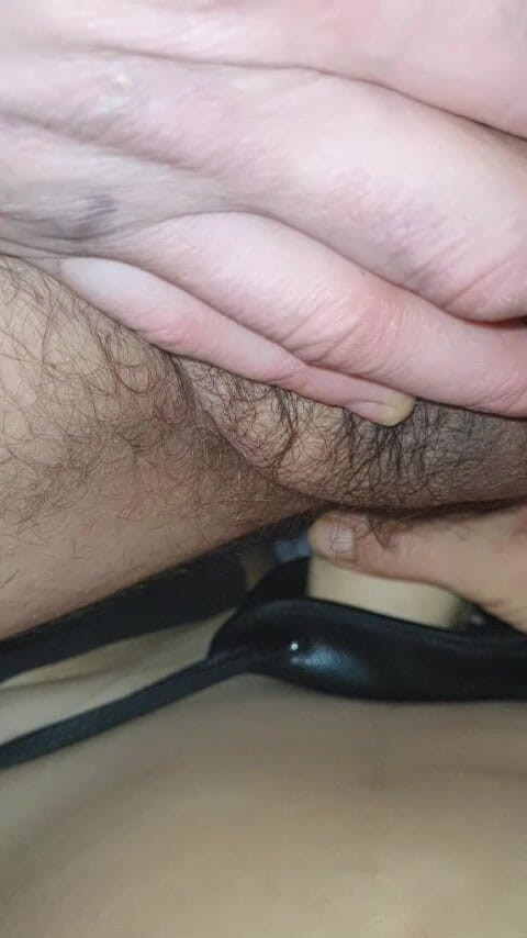 Skowirowi: Komplikasi. Istri sange ini lagi asik ngentot pantat suaminya pakai...