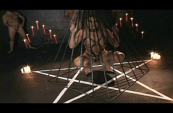 Radical: Una ragazza arrapata viene gangbang