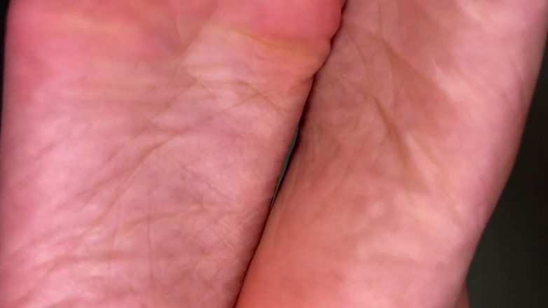 Pink Foxx: 긴 하루를 보낸 후 신발을 벗는 핑크 폭스