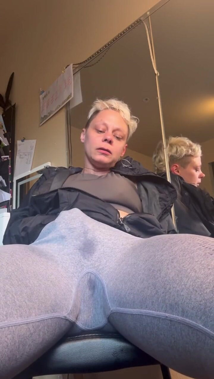 littleanda: Cumming Under My Yoga Pants