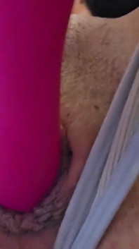 Inserción de juguete rosa y orgasmo