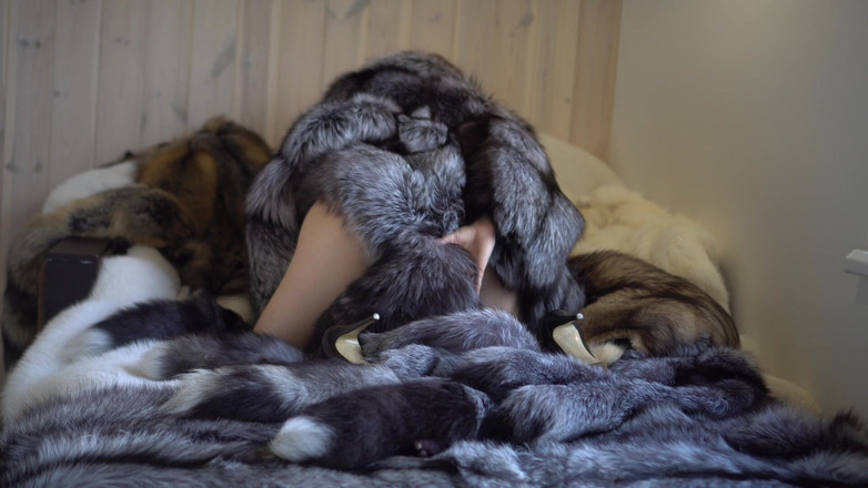 Ruda Cat: Mit viel Pelz spielen und necken! Masturbation in einem pelzmantel