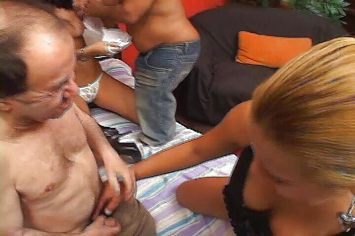 Perv Milfs n Teens: 보지를 핥는 젊은 라틴계 여자 쪼이는 소녀