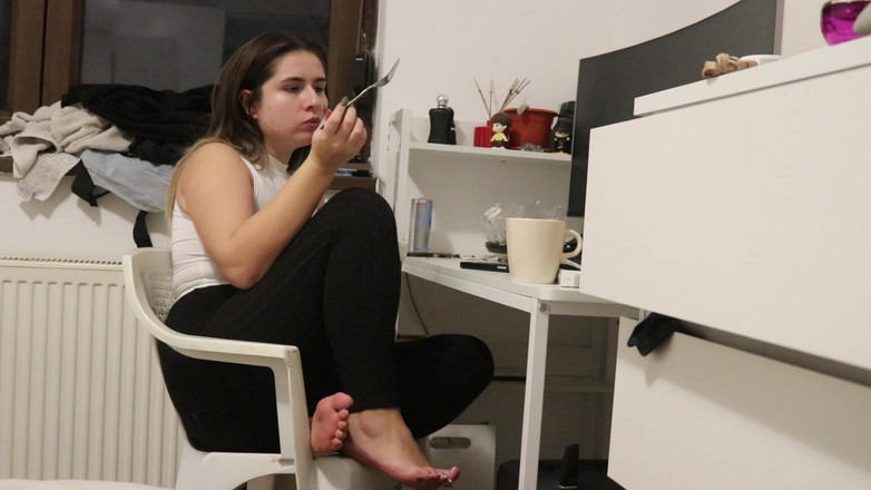 NipsAndStrips: saat makan di mejaku