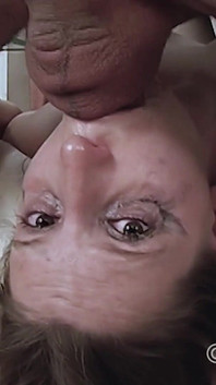 Blondine blowjob tief in den hals