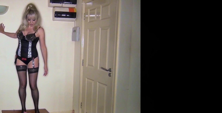 British Domination: Šlapání desky při nošení šukacích punčoch