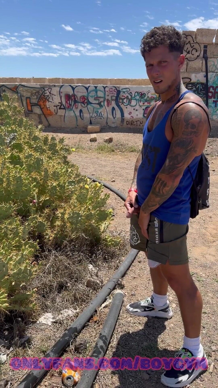 BoyGym: Đi tiểu con cu mềm trên đường phố