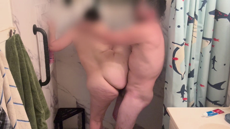 Wettywest: A escondidas en la ducha de mis hermanastras