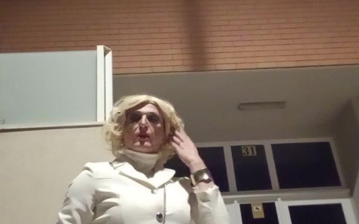 Tatiana Zorrita: Одна на улице