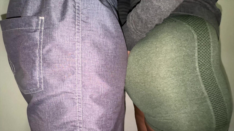 CoupleOfHotSins: Przypadkowo dotyka wielkiego kutasa nieznajomego w kolejce