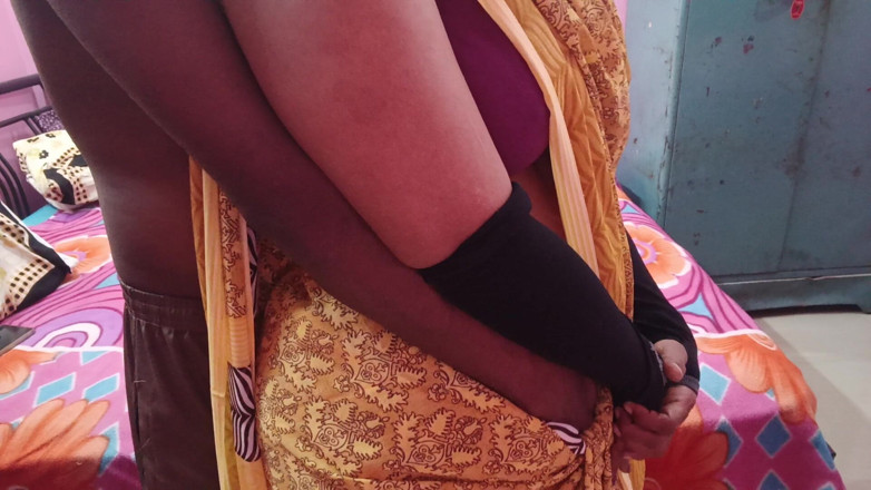 Reshmahotever: मेरी पत्नी की साड़ी और पीछे से संभोग किया।