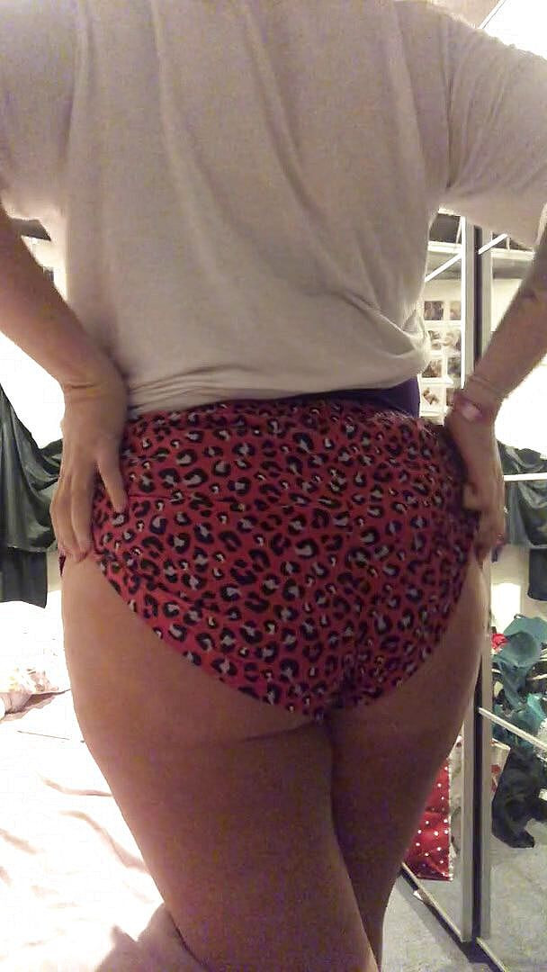 Curvy Liv: 大きなおっぱいとお尻を披露するストリップいじめ