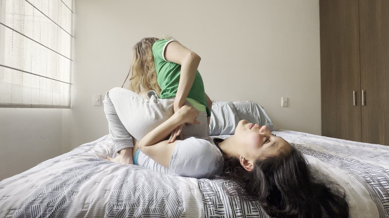 scarlettandc: 女人的痒痒痒和足交摔跤