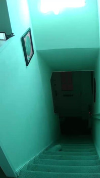 Pris Par Une Caméra De Sécurité. Une Femme Infidèle Flirte Et Baise Dans Les Escaliers