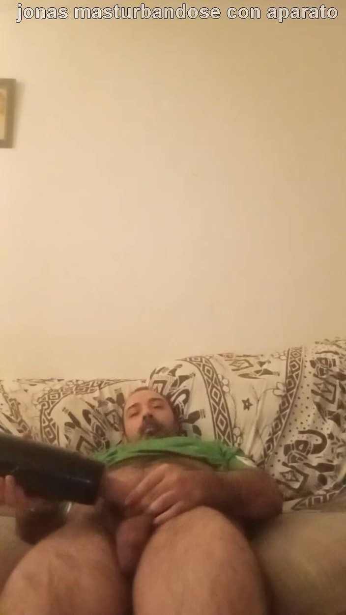 jonasxulo: Jonas masturbându-se cu bribrador