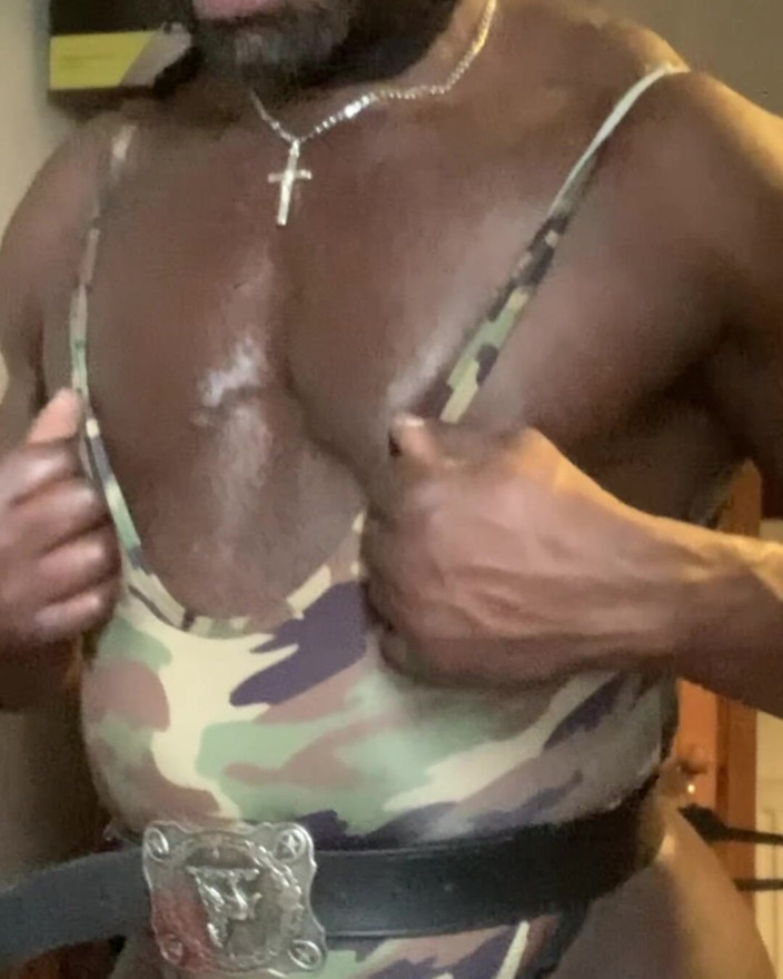 Masculine crossdresser: Singlet Paha Dengan But Tinggi Crossdresser Prostat Wank