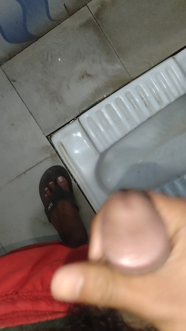 Adi T: Seksi bir adam eliyle penisine masaj yaptı.