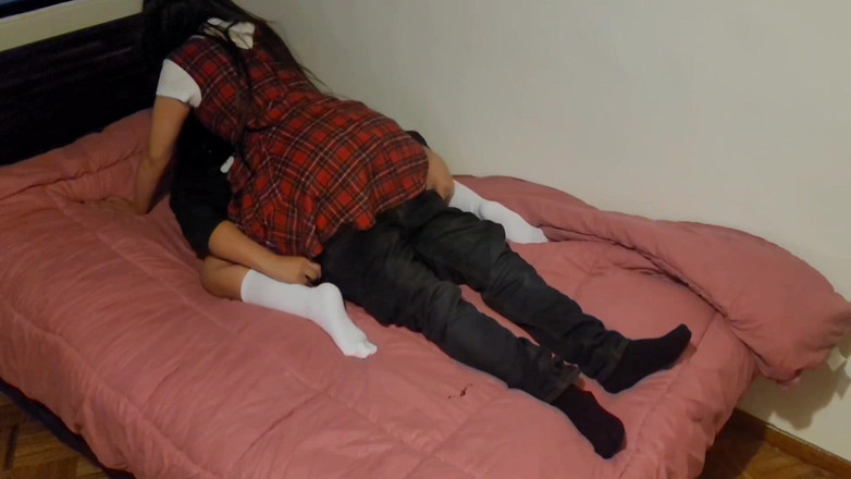 Astrid Cute: 和我的大屁股继妹在她的房间里的家庭视频！！操我的学生继妹，我在放学后发现她！！- 第1部分