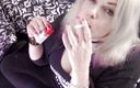 Smoke Temptress Annie Vox - Smoking Fetish: Marlboro rood in tank en hoodie