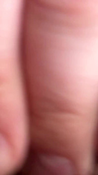 Pancut bersama. Bini dapat orgasme dahulu, kemudian saya pancut ke dalam pepek berbulunya. Rakaman dekat.