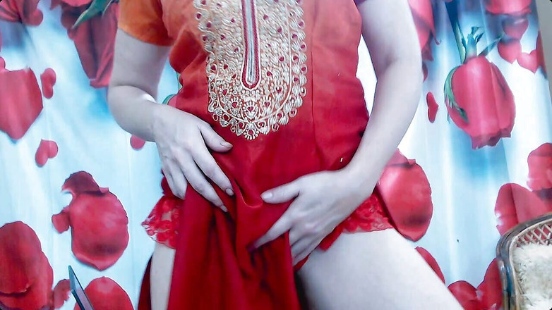 Bolly Karma: Извращенная милашка соблазняет в сексуальном красном платье перед вебкамерой