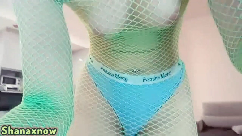 Shanaxnow: Canlı gösteri sırasında yüksek topuklu ayakkabılarla sikinin üstüne iki kez tükür