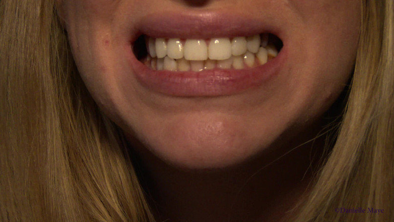 DanielleMaye: 초콜릿 먹기 클로즈업