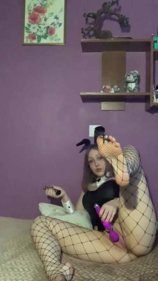 SashaSweet69: Vape v obleku Bunny a masturbuji kundičku vibrátorem!