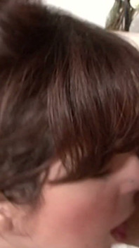 Plížil se do těsné kundičky brunetky, která ho jemně vyzývá, aby to zkusil