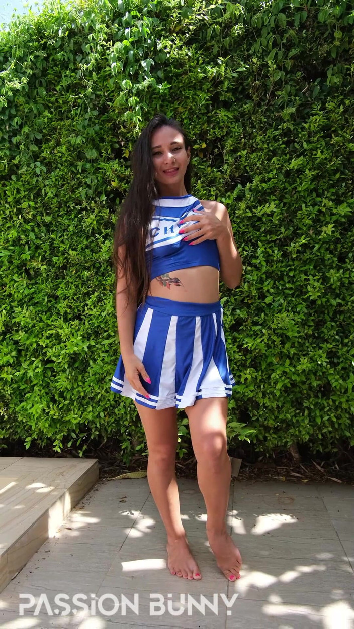 PassionBunny: 超セクシーな裸のチアリーダーがあなたのためにフラッシュ