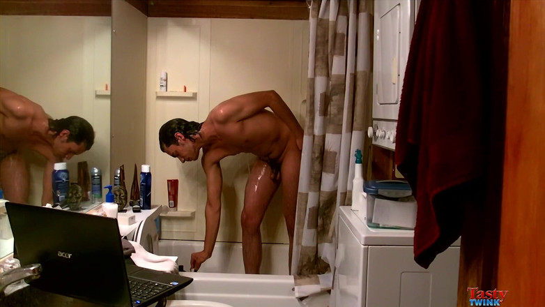 Tasty Twink: Diversión en la ducha de Tristan Hollister