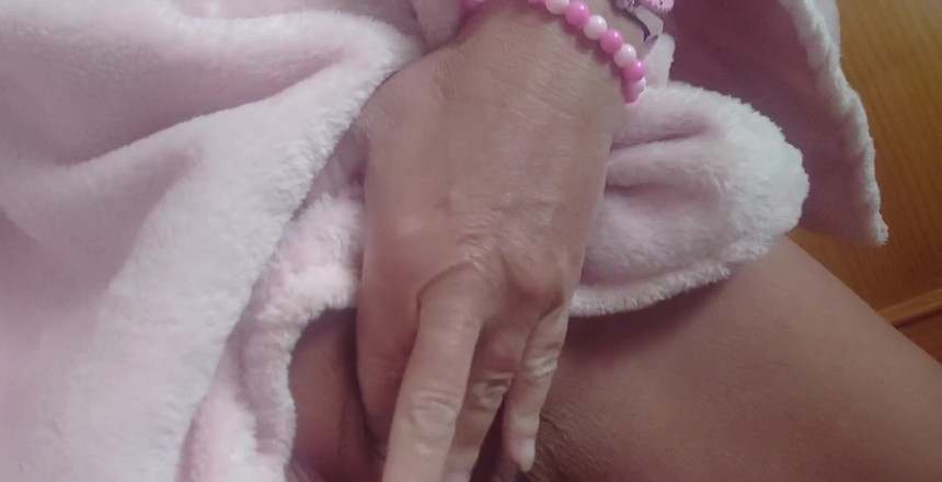 Natalie K: Masturbându-mă goală în dormitorul meu, îți doresc o zi de luni excitată în...