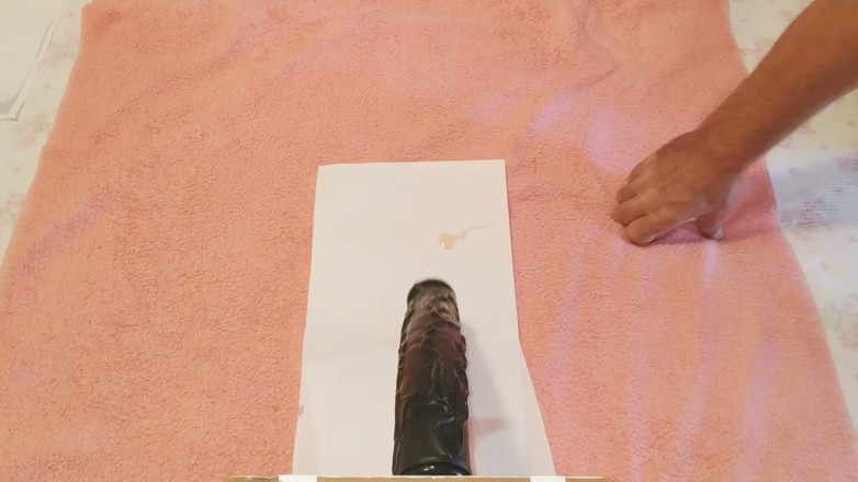 Dildofuckerxxx: Mi insaciable y hambriento culo se traga un enorme consolador 13,7