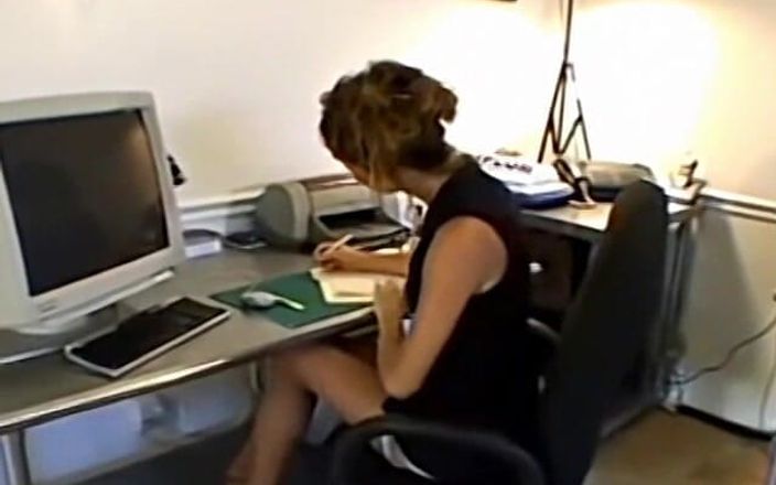 Homegrown Handjob: 정액을 받는 방법을 보여주는 타일러