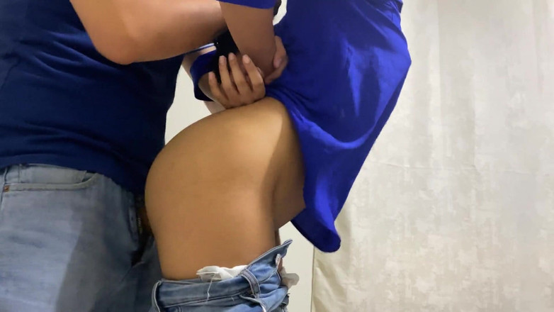 Rico Tara: 집에서 만든 포르노를 만드는 청바지 입은 아마추어 소녀