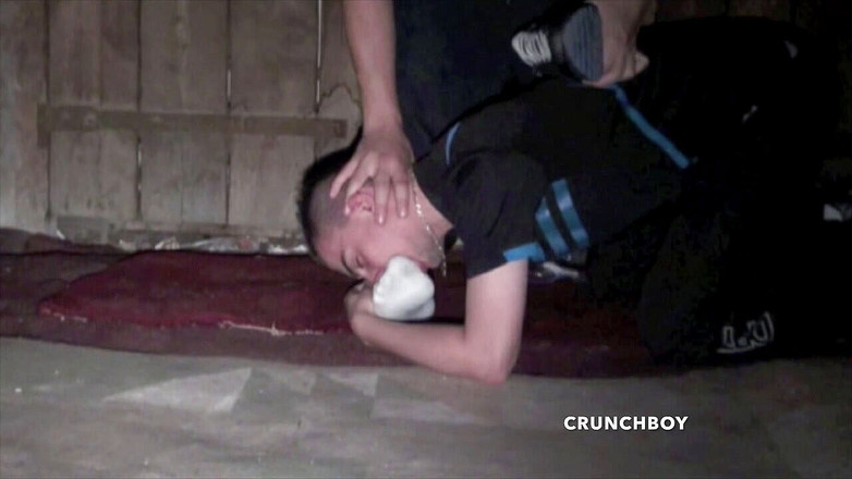 Sneaker gay: 딱딱한 친구의 스케트 및 발 복종