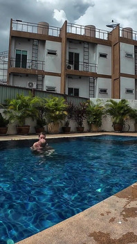 Sfw bermain-main di kolam renang kami