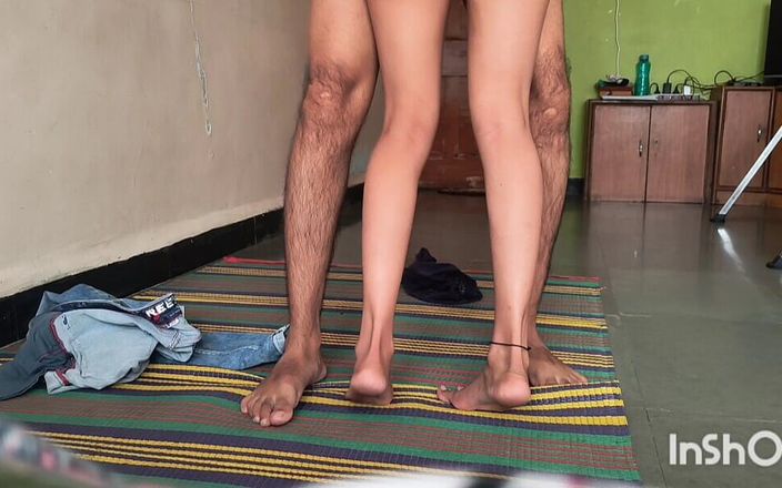 Indian new couple: Индийская девушка занимается сексом с курьером, часть 2