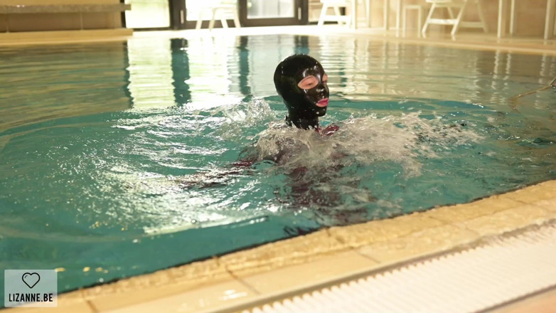 Lizanne: Schwimmbad-latex