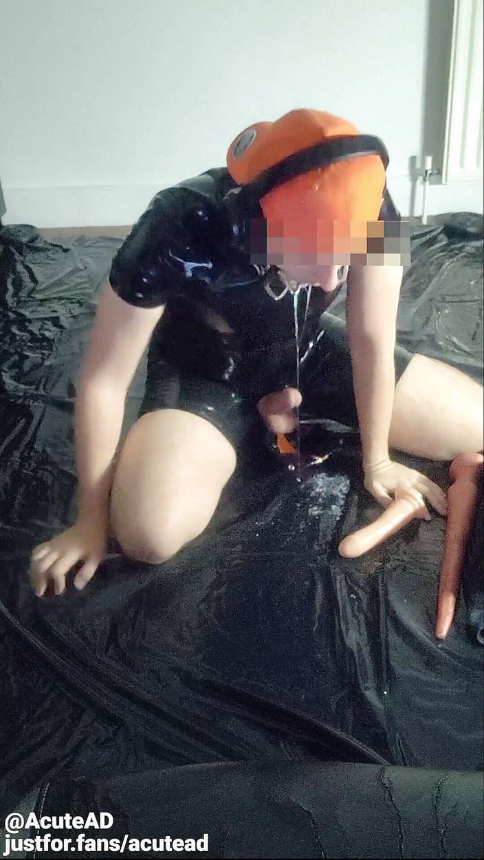 AcuteAD: Gummi-twink fickt seine kehle mit dildos und spielzeug