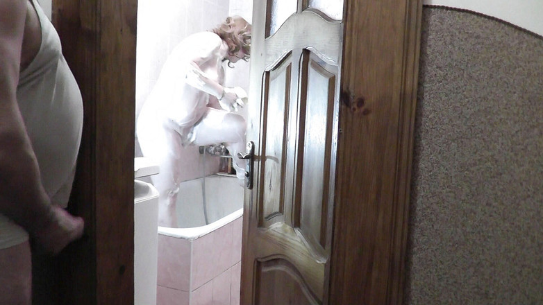 XXX-Platinum: Nahá žena se sprchuje. Její nevlastní otec, milenec a spolubydlení, její...