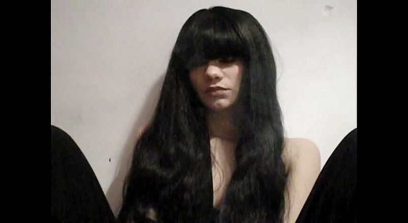 Femdom Austria: Långhårig tik som röker en cigarett