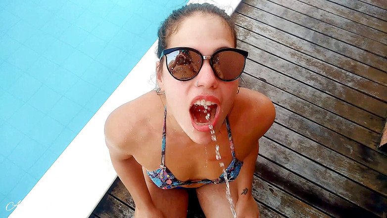 April BigAss: Питьевой писсинг - общественный бассейн