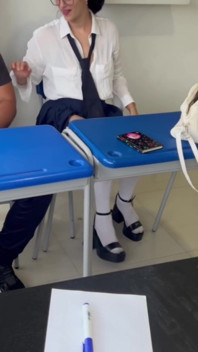 항상 교실에 늦게 도착하고 교사와 섹스하여 그녀를 떠나게 하는 Mara
