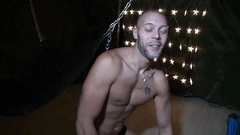 Gaybareback: मांसपेशियों के नीचे की उभयलिंगी आदमी द्वारा बिना कंडोम चुदाई