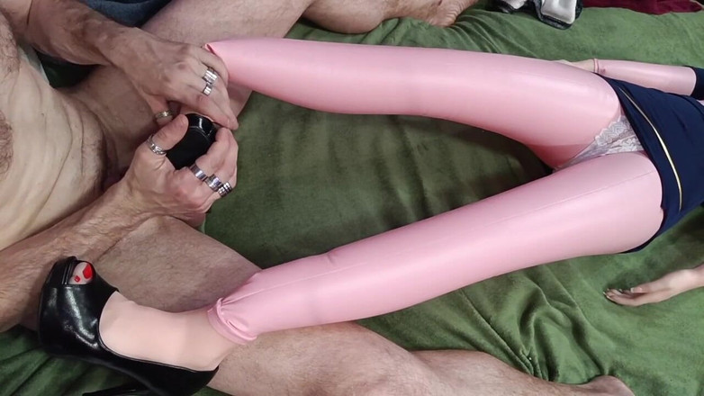 kickerscooter: ногами з червоними нігтями